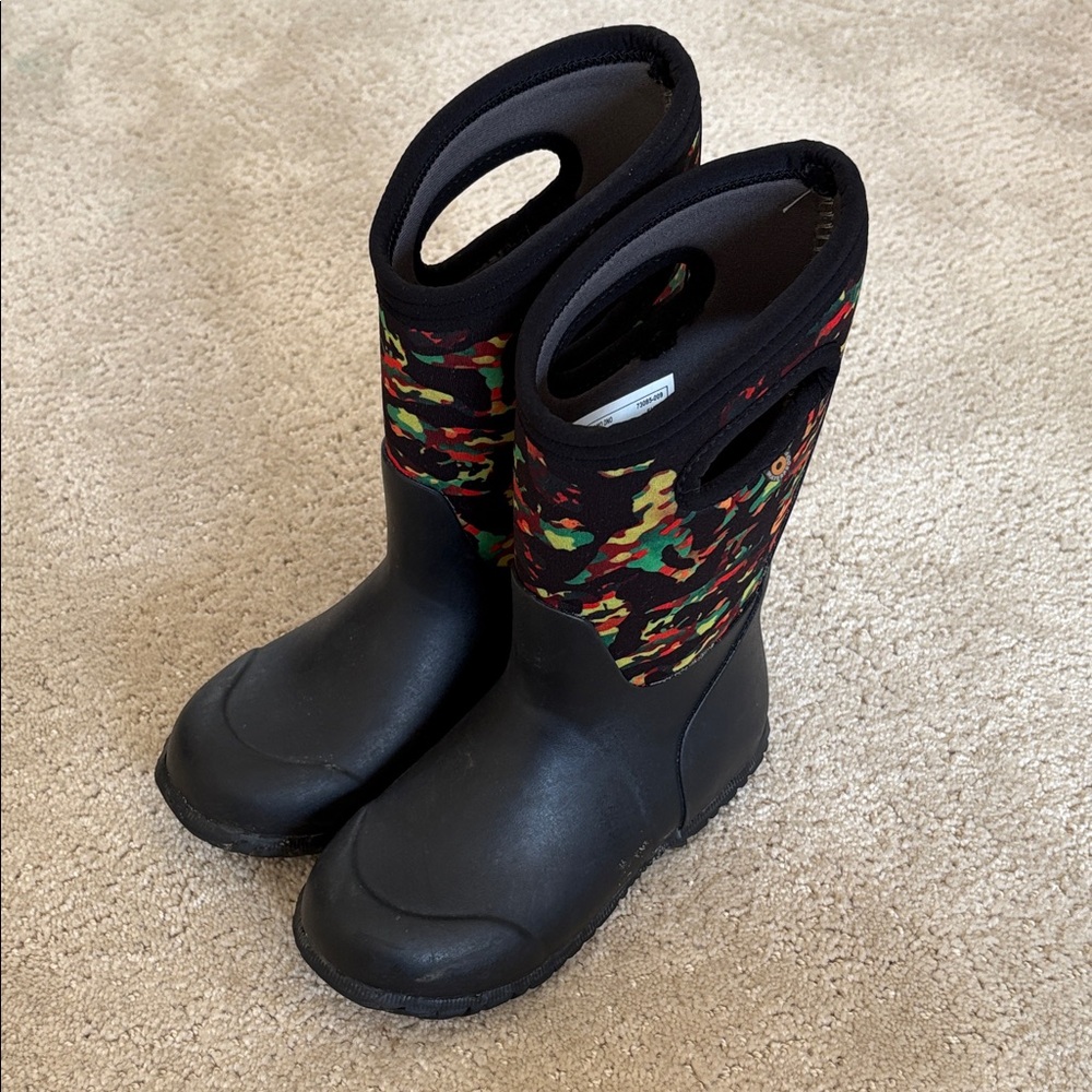 Bogs Kids Black and Multicolor Camouflage Boots Sz 13